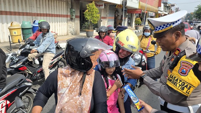 Pengendara di Kota Mojokerto motor diberi helm dan kue