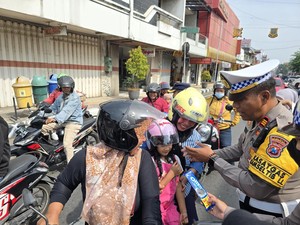 Tertib Berlalu Lintas, Pemotor Kota Mojokerto Diganjar Helm dan Kue