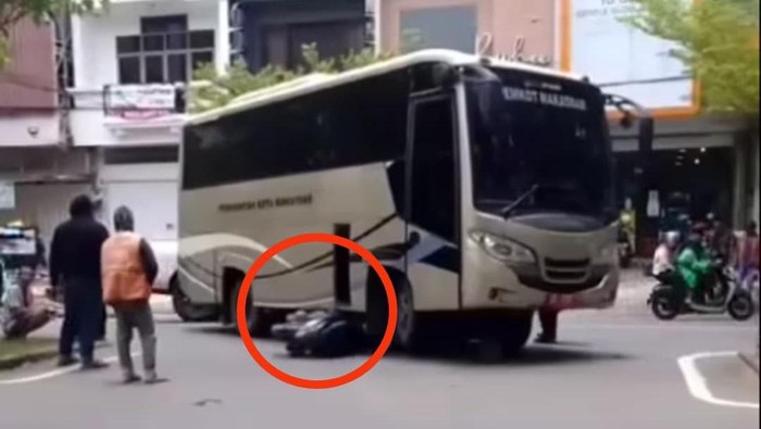 Pengendara motor terseret di bawah bus di Jalan Pengayoman Makassar.