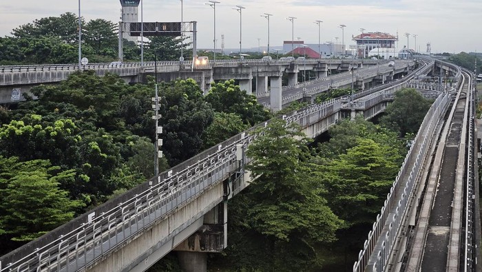 Penghentian sementara operasional Kereta Kalayang Sebuah pengumuman terpasang di pintu masuk Stasiun Kereta Kalayang bandara yang terkunci di Terminal 3 Bandara Soekarno Hatta, Tangerang, Banten, Senin (17/2/2025). Menurut pengelola Bandara Soekarno-Hatta PT Angkasa Pura Indonesia cabang Soekarno-Hatta, penghentian sementara pengoperasian Kerata Kalayang karena adanya pemeliharaan dan belum diketahui kapan akan kembali beroperasi. ANTARA FOTO/Muhammad Iqbal/tom.
