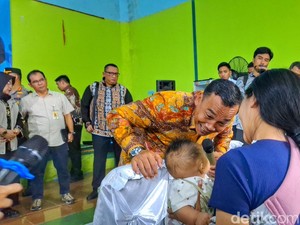 Saat Bumil-Lansia di Ciparay Bandung Mendapat Makanan Bergizi Gratis