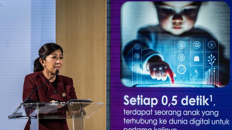 Menteri Komunikasi dan Digital (Menkomdigi) Meutya Hafid (kiri) bersama Direktur Hubungan Pemerintah dan Kebijakan Publik Google Indonesia Putri Alam (kanan) memasukan bola saat peluncuran fitur Google Play Protect di Kantor Kementerian Komdigi, Jakarta, Selasa (18/2/2025). Kementerian Komdigi berkolaborasi bersama Google meluncurkan fitur dan program yaitu Google Play Protect untuk memerangi penipuan online dan menjaga keamanan digital masyarakat Indonesia. ANTARA FOTO/Bayu Pratama S/nz.
