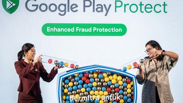 Menteri Komunikasi dan Digital (Menkomdigi) Meutya Hafid (kiri) bersama Direktur Hubungan Pemerintah dan Kebijakan Publik Google Indonesia Putri Alam (kanan) memasukan bola saat peluncuran fitur Google Play Protect di Kantor Kementerian Komdigi, Jakarta, Selasa (18/2/2025). Kementerian Komdigi berkolaborasi bersama Google meluncurkan fitur dan program yaitu Google Play Protect untuk memerangi penipuan online dan menjaga keamanan digital masyarakat Indonesia. ANTARA FOTO/Bayu Pratama S/nz.