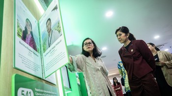 Menteri Komunikasi dan Digital (Menkomdigi) Meutya Hafid (kanan) bersama Direktur Hubungan Pemerintah dan Kebijakan Publik Google Indonesia Putri Alam (kiri) meninjau zona pengalaman Google saat peluncuran Google Play Protect di Kantor Kementerian Komdigi, Jakarta, Selasa (18/2/2025).
