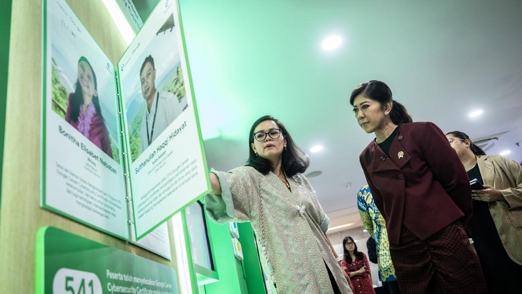 Menteri Komunikasi dan Digital (Menkomdigi) Meutya Hafid (kiri) bersama Direktur Hubungan Pemerintah dan Kebijakan Publik Google Indonesia Putri Alam (kanan) memasukan bola saat peluncuran fitur Google Play Protect di Kantor Kementerian Komdigi, Jakarta, Selasa (18/2/2025). Kementerian Komdigi berkolaborasi bersama Google meluncurkan fitur dan program yaitu Google Play Protect untuk memerangi penipuan online dan menjaga keamanan digital masyarakat Indonesia. ANTARA FOTO/Bayu Pratama S/nz.