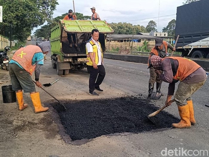Perbaikan jalan berlubang di Pantura Subah, Kabupaten Batang, Selasa (18/2/2025).