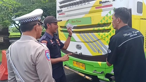 Petugas gabungan saat memeriksa kelengkapan dan kelayakan kendaraan angkutan umum dan pariwisata di Terminal Negara, Kabupaten Jembrana, Bali, Selasa (18/2/2025). (Istimewa)