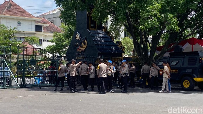 Polisi bersiaga di depan Kantor Gubernur Jateng, Semarang, Selasa (18/2/2025).