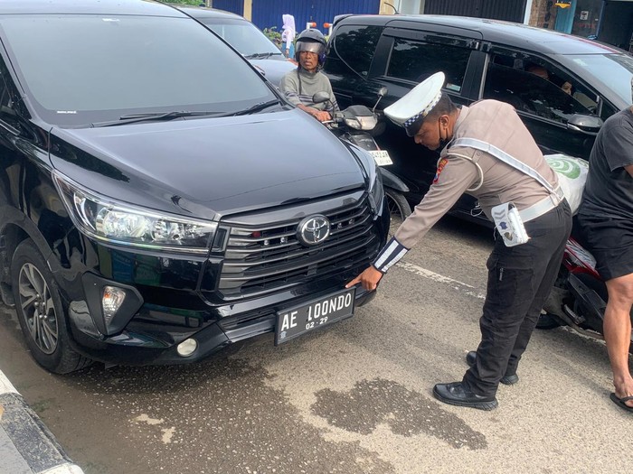 Polisi hentikan mobil berpelat AE LOOONDO