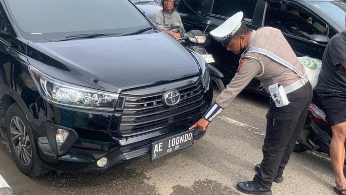 Polisi hentikan mobil berpelat AE LOOONDO