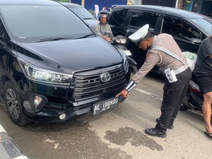 Akal-akalan Pemilik Innova Modifikasi Pelat AE L00NDO Berujung Ditilang
