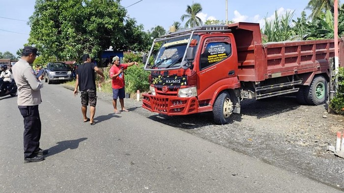 Polisi melakukan olah TKP di lokasi kecelakaan di Banggai.