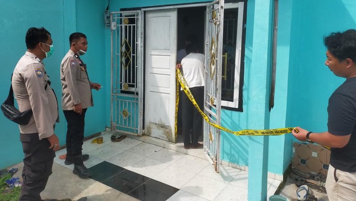 Polisi melakukan olah TKP di rumah korban