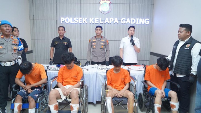 Polisi menangkap 4 orang pelaku begal yang merampas sepeda motor Habib Hanif Assidiqi di flyover Pegangsaan Dua, Kelapa Gading, Jakarta Utara. (dok Istimewa)