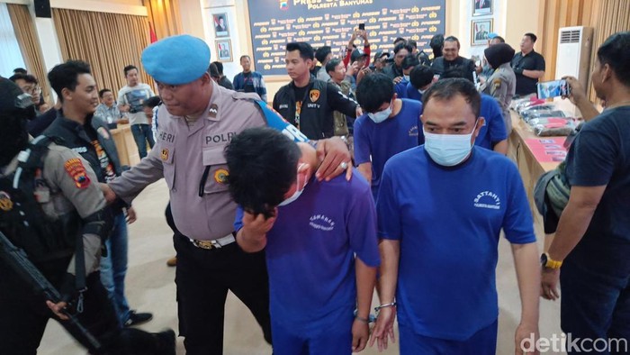 Polisi menangkap enam orang tersangka kasus perampokan modus pecah ban mobil di Banyumas, Selasa (18/2/2025).