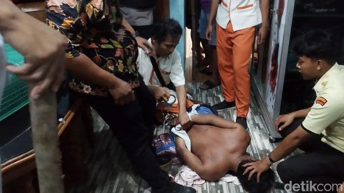 Polisi mengamankan pria ODGJ mengamuk bawa samurai di Sragen, Senin (17/2/2025).