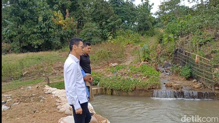 Polisi meninjau saluran air baku di Lekopancing Maros yang terganggu akibat material bekas tambang.