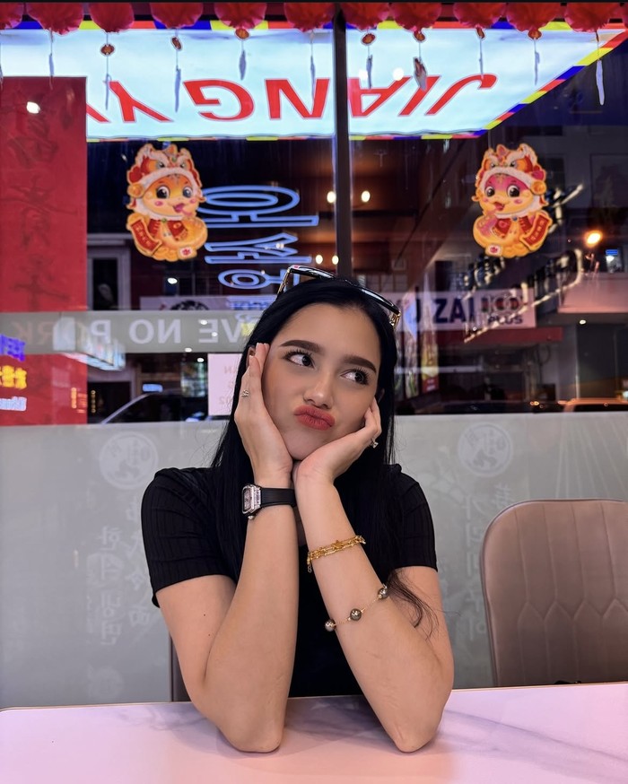 Pose Cantik Yasmine Ow, Mantan Istri Aditya Zoni Saat di Restoran Pose Cantik Yasmine Ow, Mantan Istri Aditya Zoni Saat di Restoran