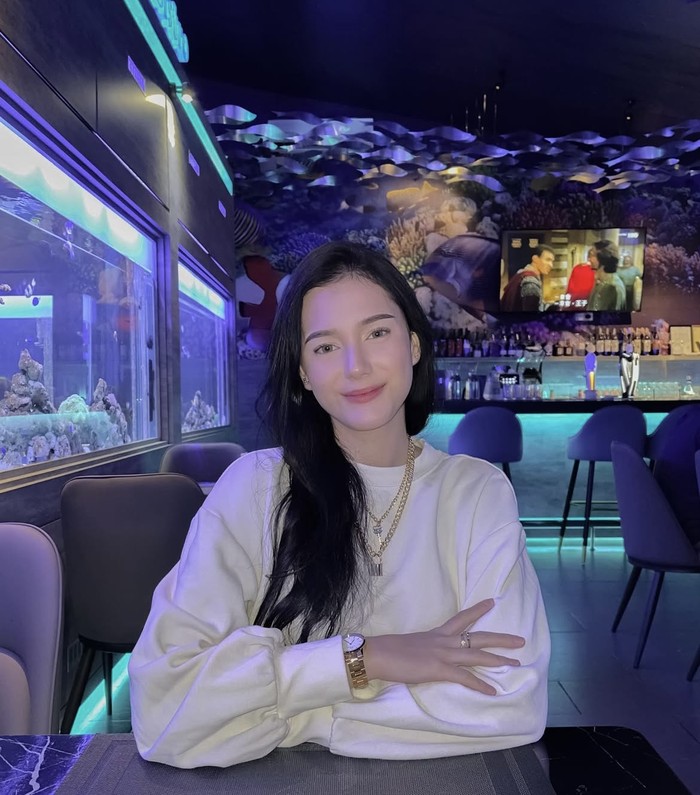 Yasmine Ow sedang berbicara di acara talk show