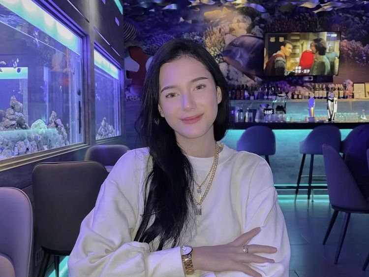 Pose Cantik Yasmine Ow, Mantan Istri Aditya Zoni Saat di Restoran