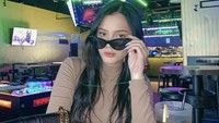 Salah satunya ketika dia nongkrong di sebuah restoran semi bar. Yasmine pesan segelas minuman es teh segar sebagai pendamping. Foto: Instagram @yxsmine.ow