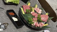 Setelah membagikan kabar pernikahannya dengan pria yang akrab disapa Ipan, ibunda Zayn itu menunjukkan momen makan bersama suami barunya di restoran Korean BBQ. Daging hingga selada tersaji di meja. Foto: Instagram @yxsmine.ow