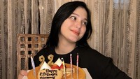 Pada ulang tahun ke-22, mantan istri Aditya Zoni ini menunjukkan pose ketika tersenyum lebar sambil memegang kue yang diberikan mantan suaminya itu. Foto: Instagram @yxsmine.ow