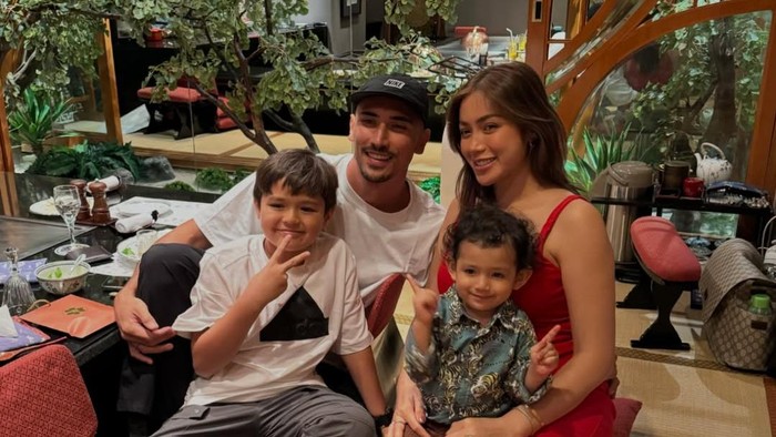 Potret El Barack dan Hagia Anak Jessica Iskandar