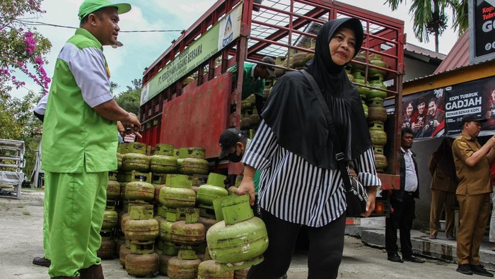 Warga membawai gas elpiji 3 kilogram saat pelaksanaan operasi pasar di Kelurahan Panarung, Palangka Raya, Kalimantan Tengah, Selasa (18/2/2025). Pemkot Palangka Raya melaksanakan operasi pasar gas elpiji subsidi 3 kilogram dengan kuota sebanyak 200 tabung seharga Rp22 ribu sebagai upaya mencukupi kebutuhan masyarakat kurang mampu jelang Ramadhan. ANTARA FOTO/Auliya Rahman/nz