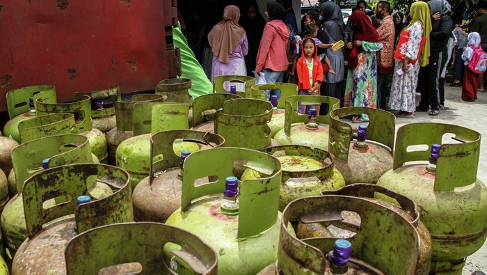 Warga membawai gas elpiji 3 kilogram saat pelaksanaan operasi pasar di Kelurahan Panarung, Palangka Raya, Kalimantan Tengah, Selasa (18/2/2025). Pemkot Palangka Raya melaksanakan operasi pasar gas elpiji subsidi 3 kilogram dengan kuota sebanyak 200 tabung seharga Rp22 ribu sebagai upaya mencukupi kebutuhan masyarakat kurang mampu jelang Ramadhan. ANTARA FOTO/Auliya Rahman/nz