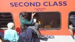 Potret Warga India Berebut Masuk Kereta