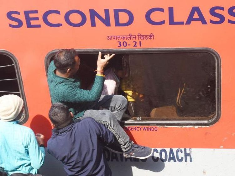 Potret Warga India Berebut Masuk Kereta