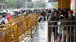 Potret Warga India Berebut Masuk Kereta