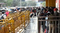 Antrean penumpang mengular hingga luar stasiun.  