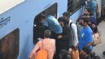 Potret Warga India Berebut Masuk Kereta