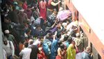 Potret Warga India Berebut Masuk Kereta