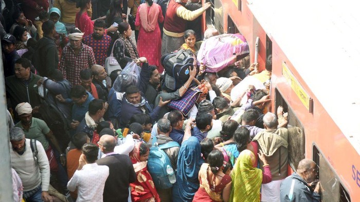 Potret Warga India Berebut Masuk Kereta PATNA, INDIA - FEBRUARY 17: Passengers jostle to board a train at a railway station, amid the ongoing 'Maha Kumbh Mela' festival of Prayagraj, at Patna Junction, on February 17, 2025 in Patna, India. (Photo by Santosh Kumar/Hindustan Times via Getty Images)