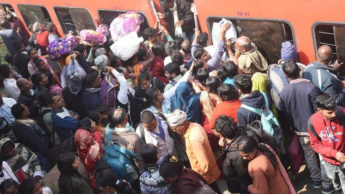 PATNA, INDIA - FEBRUARY 17: Passengers jostle to board a train at a railway station, amid the ongoing 'Maha Kumbh Mela' festival of Prayagraj, at Patna Junction, on February 17, 2025 in Patna, India. (Photo by Santosh Kumar/Hindustan Times via Getty Images)