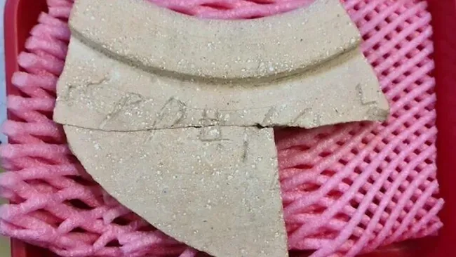Prasasti kuno pada guci yang diyakini dari era pemerintahan Nabi Sulaiman