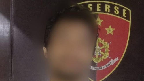 Pria berinisial KM (26) ditangkap polisi karena diduga melakukan aksi eksibisionis atau pamer kelamin di Lapangan Umum Negara, Jembrana, Bali, Senin (17/2/2025). (Dok. Polres Jembrana)