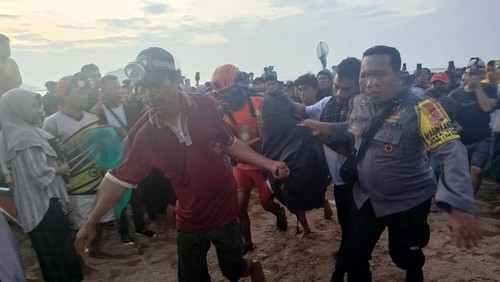 Proses evakuasi jenazah pria yang hanyut saat mengikuti tradisi Bau Nyale di Lombo Tengah, NTB, Selasa (18/2/2025),