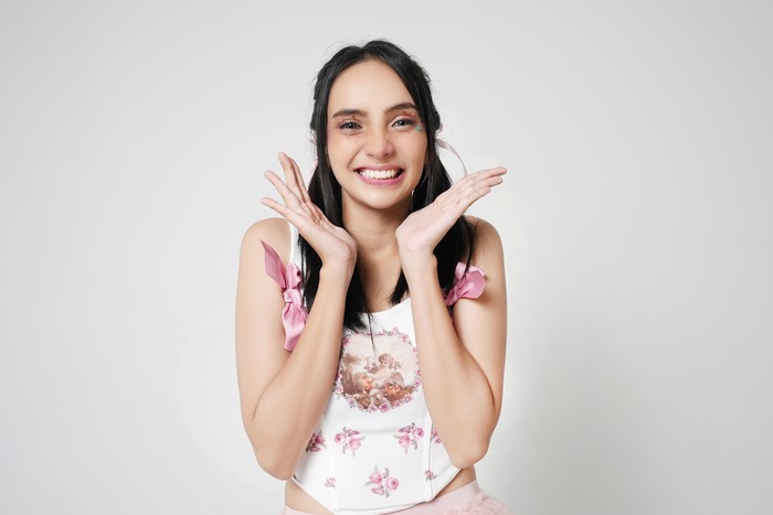 Rachel Patricia Rachel Patricia menghidupkan kembali lagu legendaris Surat Cinta milik Vina Panduwinata dengan aransemen modern.