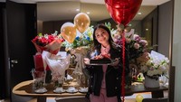 Sedangkan, Nagita Slavina merayakan ulang tahunnya di Barcelona, Spanyol. Begini momen cantik Nagita bersama kue ulang tahun dan hadiah bunga dari teman-temannya. Foto: YouTube RANS Entertainment / Instagram @raffinagita1717