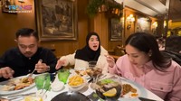 Begini suasana hangat antara Nagita dan rekannya saat menikmati paella di Botafumeiro. Ia tampak lahap mencicipi aneka makanan yang disajikan. Foto: YouTube RANS Entertainment / Instagram @raffinagita1717