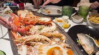 Nagita dan lainnya juga memesan hidangan lain. Salah satunya ada seafood platter yang menggugah selera. Isinya ada lobster, udang, hingga scallop. Foto: YouTube RANS Entertainment / Instagram @raffinagita1717