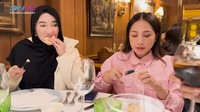 Di restoran itu, Nagita duduk bersebelahan dengan Shandy Purnamasari. Ia tampak menikmati roti dan butter sebagai appetizer. Foto: YouTube RANS Entertainment / Instagram @raffinagita1717
