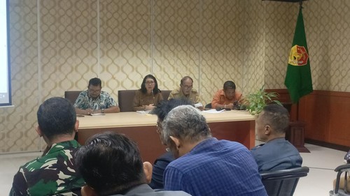 Rapat Forkopimda NTT terkait kabar kedatangan pesepakbola Cristiano Ronaldo ke Kupang, NTT. Rapat dilakukan di Ruang Asisten Gubernur NTT, Selasa (18/2/2025). (Simon Selly/detikBali)