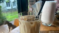 Rene Coffee sesuai selera kami. Es kopi susu ini bercita rasa creamy, namun manisnya tak begitu legit karena tanpa sirup gula aren. Foto: detikFood/Yenny Mustika Sari