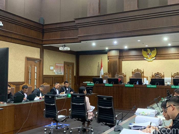 Saksi bernama Stefani Christelle bersaksi di persidangan kasus suap vonis bebas Ronald Tannur. (Mulia Budi/detikcom)