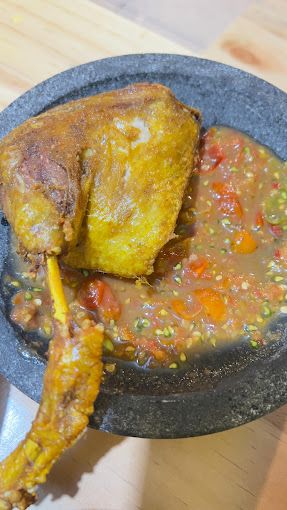 ayam goreng nikmat dengan sambal rampai